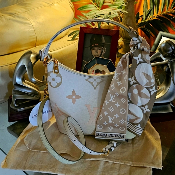 Louis Vuitton Monogram Giant Spring in the City Marshmallow Hobo in Sunset Khaki - Picture 2 of 14